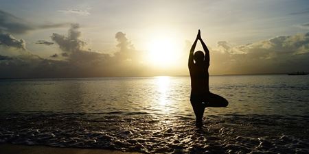Yoga i solnedgang.